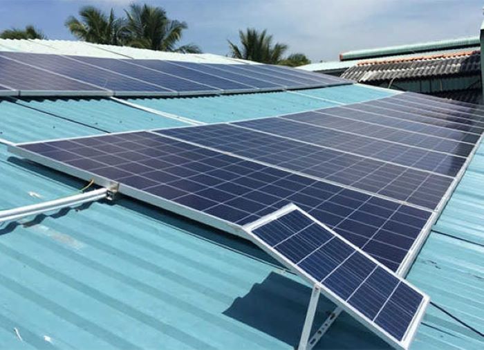 Có nên lắp pin năng lượng mặt trời trên mái tôn không là câu hỏi rất nhiều người thắc mắc