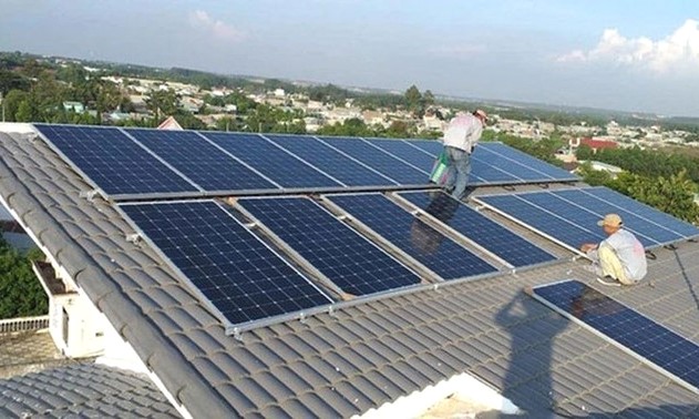 Điện năng lượng mặt trời áp mái là một hệ thống sử dụng năng lượng mặt trời để tạo ra điện năng