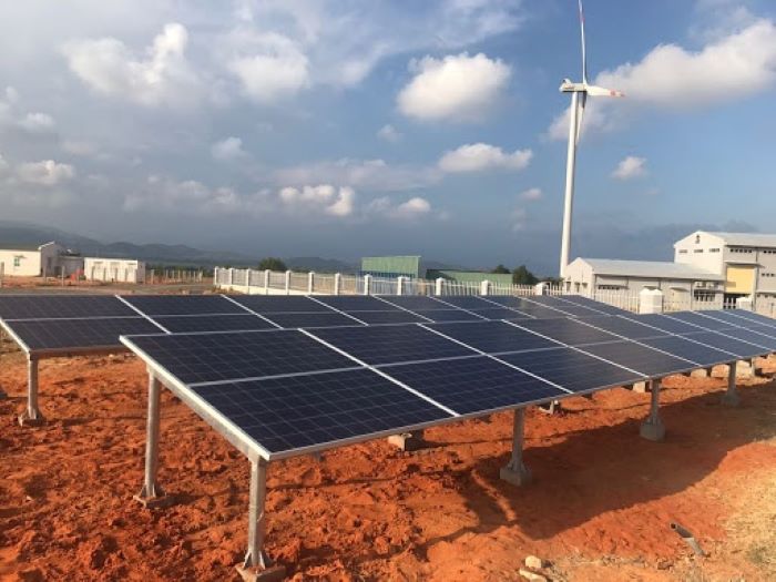 Cấu trúc khung đỡ tấm pin mặt trời được lắp đặt chắc chắn trên mặt đất