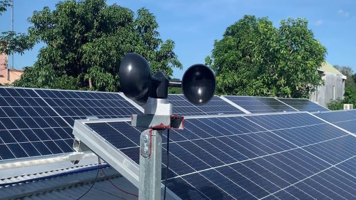 Bộ điều hướng pin mặt trời được dùng để điều chỉnh góc nghiêng hướng về ánh nắng mặt trời