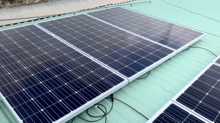 Lắp điện mặt trời hệ 1kw cần tối thiểu 3 tấm pin có công suất 450W Lắp điện mặt trời hệ 1kw cần tối thiểu 3 tấm pin có công suất 450W