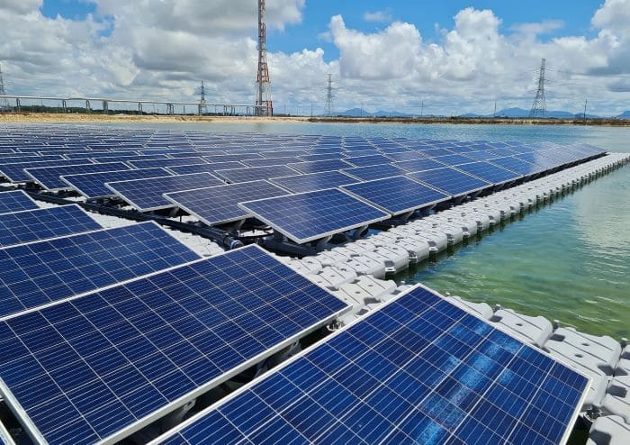 Trang trại điện mặt trời nổi tận dụng khoảng không gian trống trên mặt nước để lắp đặt