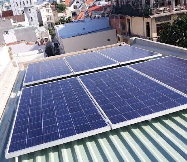 Chi phí lắp điện mặt trời 2kW không chỉ phụ thuộc vào giá của thiết bị mà còn ảnh hưởng bở các yếu tố khác