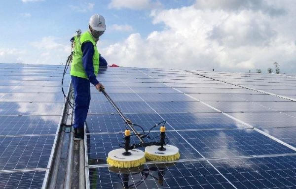 Chổi lau pin mặt trời thiết kế từ silicon mềm mại giúp làm sạch hiệu quả 