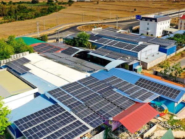 Đầu tư lắp điện mặt trời áp mái mang lại rất nhiều lợi ích Đầu tư lắp điện mặt trời áp mái mang lại rất nhiều lợi ích
