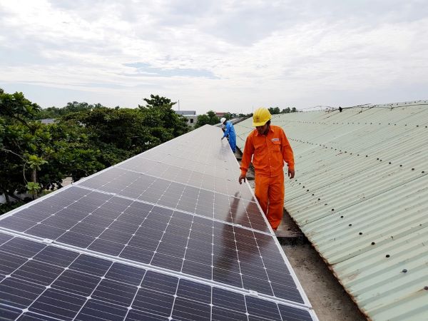 Đơn vị thuộc công ty điện lực EVN hoặc bộ công thương đề có quyền cấp phép lắp điện mặt trời