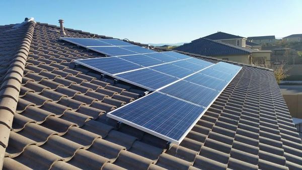 Có nên tự thực hiện cách lắp điện mặt trời trên mái ngói tại nhà