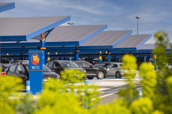 Lắp điện mặt trời trên mái nhà để xe mang đến những lợi ích không ngờ