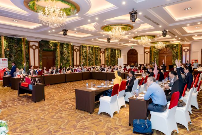 Các thành viên BNI và khách mời tham gia đặt câu hỏi xoay quanh chủ đề công nghệ lưu trữ pin lithium