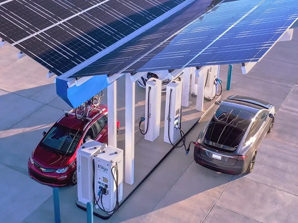Trạm sạc xe điện kết hợp với hệ thống điện năng lượng mặt trời