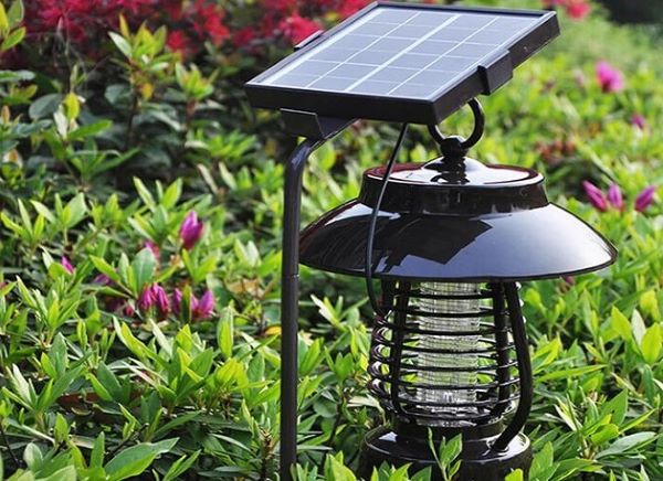 Đèn năng lượng mặt trời trang trí sân vườn