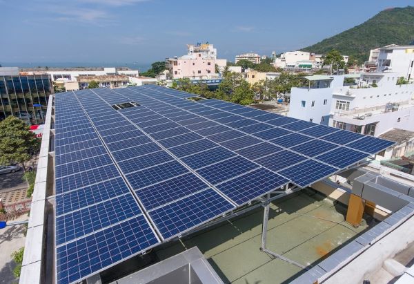Chi phí lắp đặt điện năng lượng mặt trời áp mái hiện nay đã giảm đến 65% Chi phí lắp đặt điện năng lượng mặt trời áp mái hiện nay đã giảm đến 65%