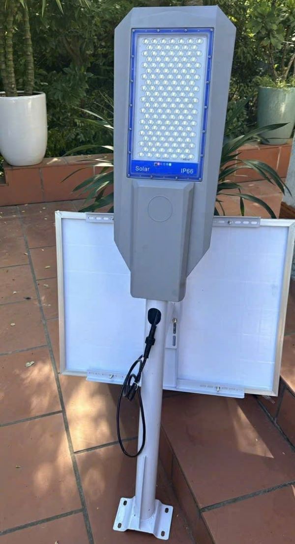 Đèn phi thuyền năng lượng mặt trời 200W - Sản phẩm tối ưu chi phí điện