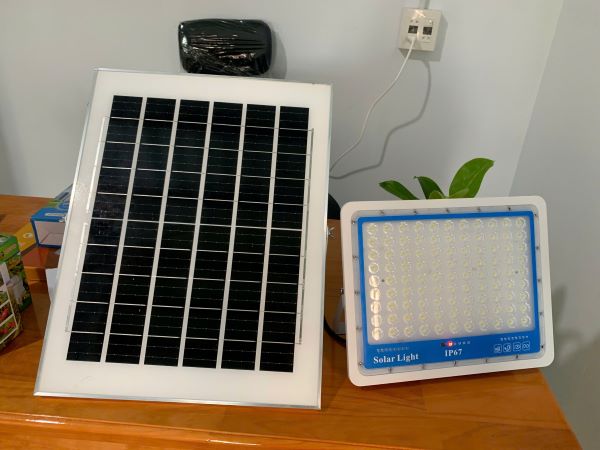 Một số ưu điểm nổi bật của đèn pha tổ ong năng lượng mặt trời 300W Một số ưu điểm nổi bật của đèn pha tổ ong năng lượng mặt trời 300W