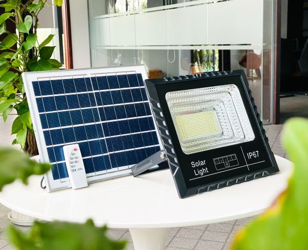 Đèn năng lượng mặt trời 200W tiết kiệm chi phí đáng kể Đèn năng lượng mặt trời 200W tiết kiệm chi phí đáng kể