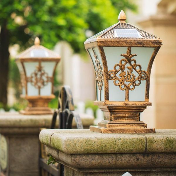 Mẫu đèn cổng hàng rào năng lượng mặt trời cổ điển, sang trọng Mẫu đèn cổng hàng rào năng lượng mặt trời cổ điển, sang trọng