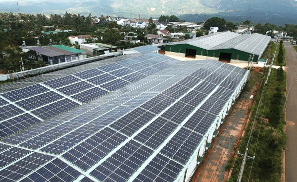 Hệ thống pin mặt trời ứng dụng áp mái nhà xưởng, tạo ra nguồn điện dồi dào Hệ thống pin mặt trời ứng dụng áp mái nhà xưởng, tạo ra nguồn điện dồi dào