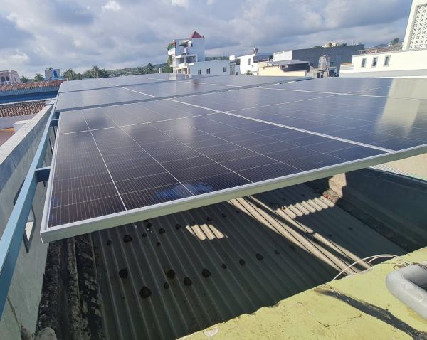 Hệ thống điện mặt trời 8.4kWp có thể sản xuất khoảng 24 – 32kWh điện mỗi ngày Hệ thống điện mặt trời 8.4kWp có thể sản xuất khoảng 24 – 32kWh điện mỗi ngày